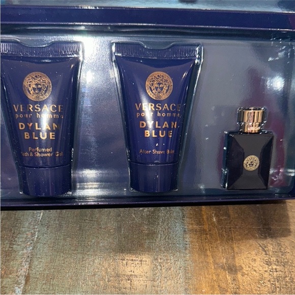 NEW Versace Dylan Blue Bath & Body Travel Gift Set Versace Pour Homme NIP - Picture 1 of 5